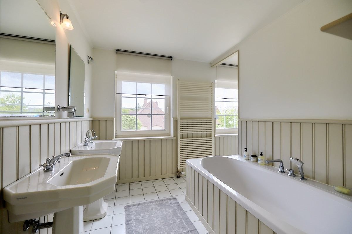 Hedendaags landelijk en rustig wonen in deze opmerkelijke villa met aangelegde tuin. foto 23