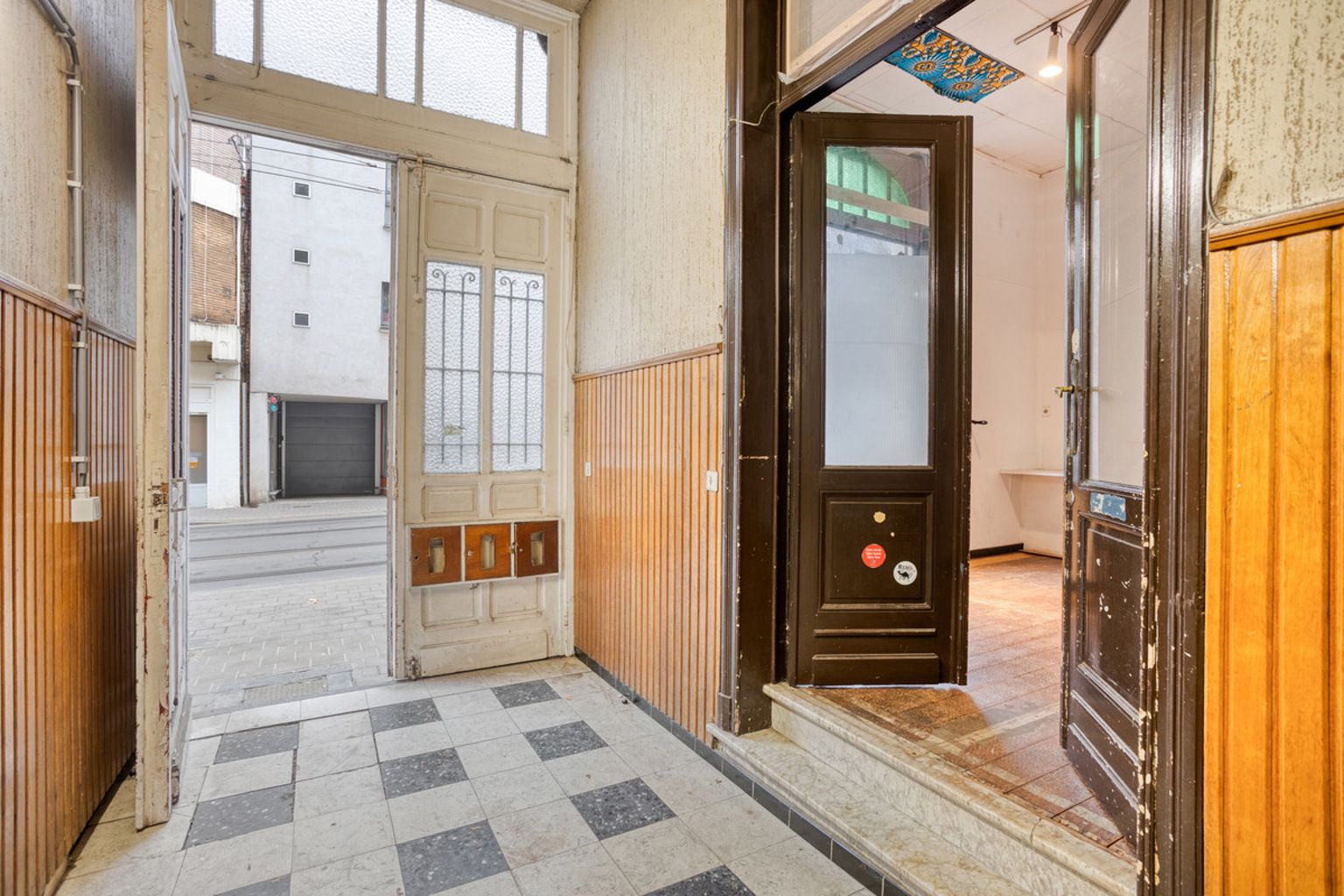 Commercieel gelijkvloers met achterliggend werkplaats foto {{pictureIndex}}