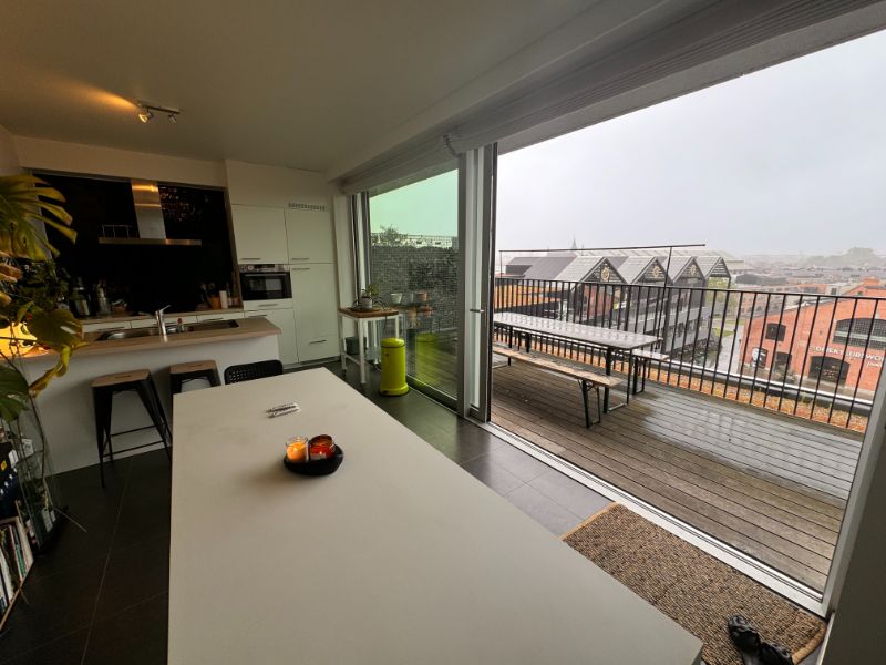 --- NIEUW --- Fantastiche penthouse met 1-slaapkamer, groot zonnegericht terras en autostaanplaats! foto 5