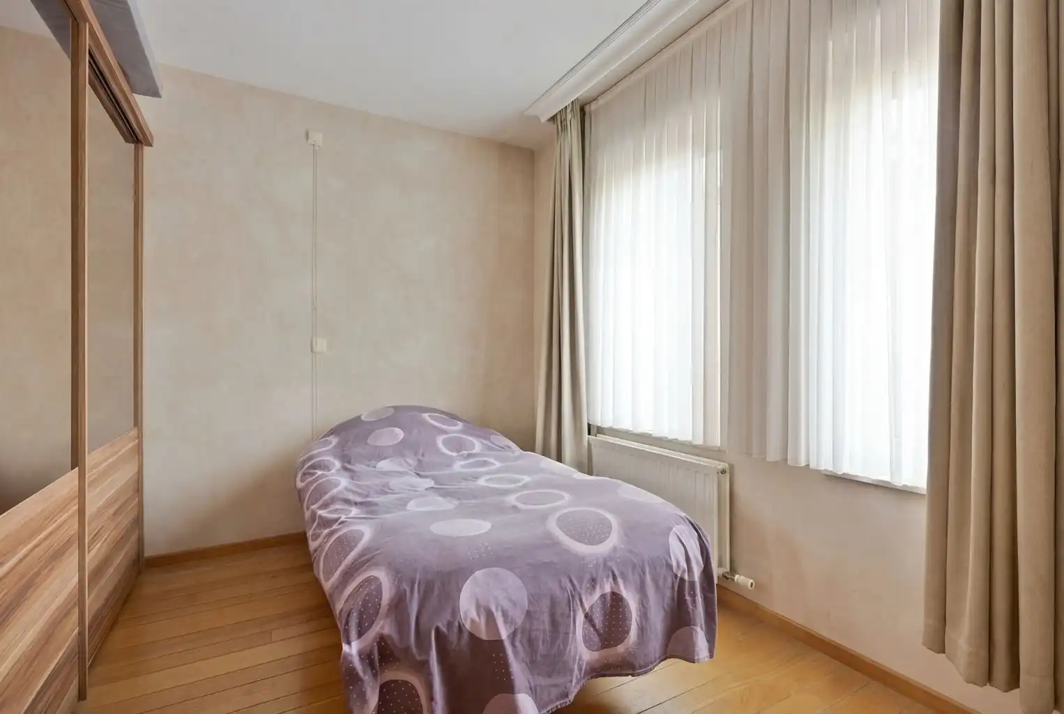 Uitzonderlijk ruim, gelijkvloers 2-slaapkamer appartement met terras en tuintje, zonnepanelen en inpandige garagebox gelegen vlakbij het centrum van Maaseik. foto 20