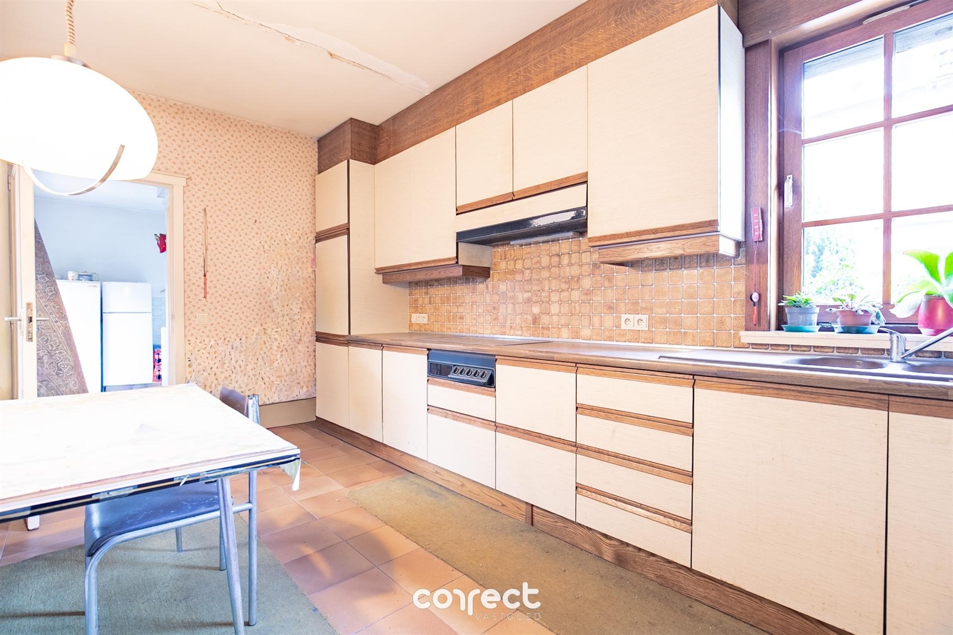 Centraal gelegen burgerwoning met garage, groot bijgebouw en ruime tuin. foto 7