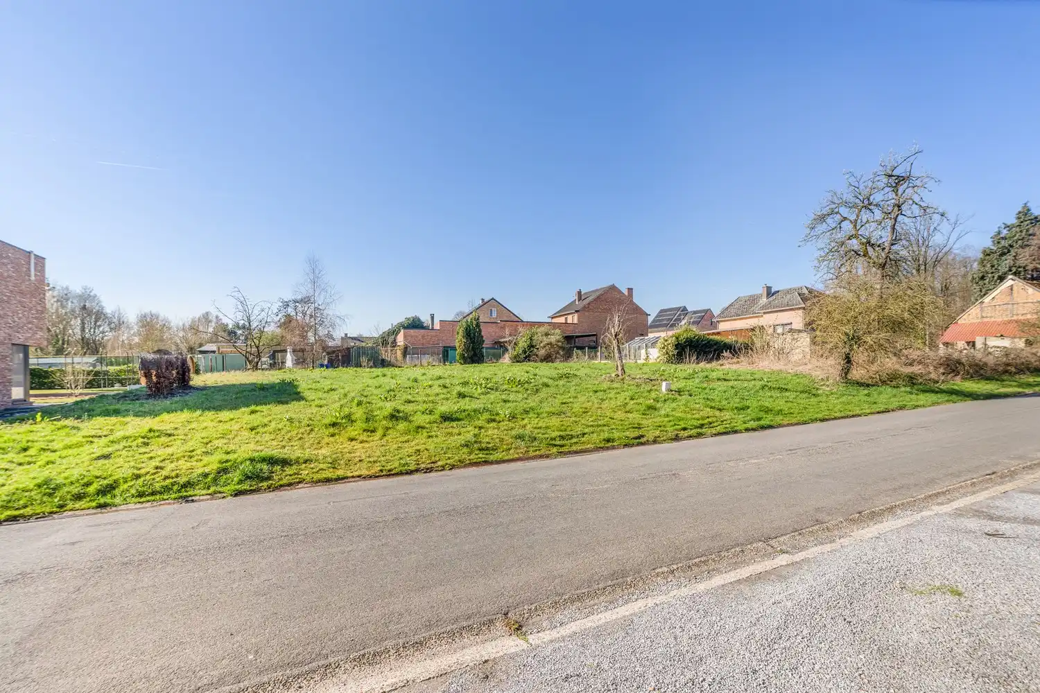 Halfopen bebouwing met zuidgerichte tuin foto {{pictureIndex}}