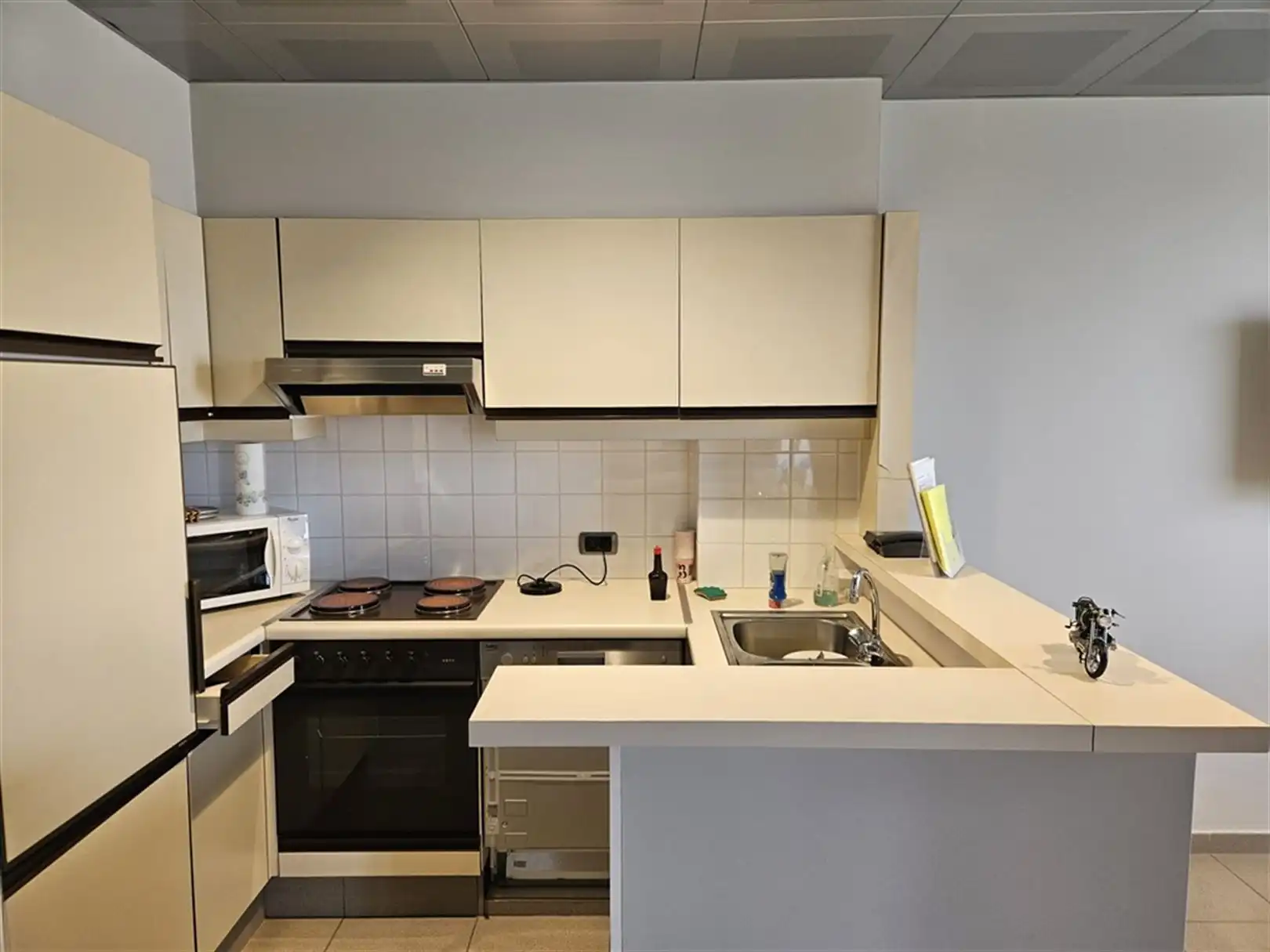 Bedrijfsgebouw met ruime parking te Waregem foto 22