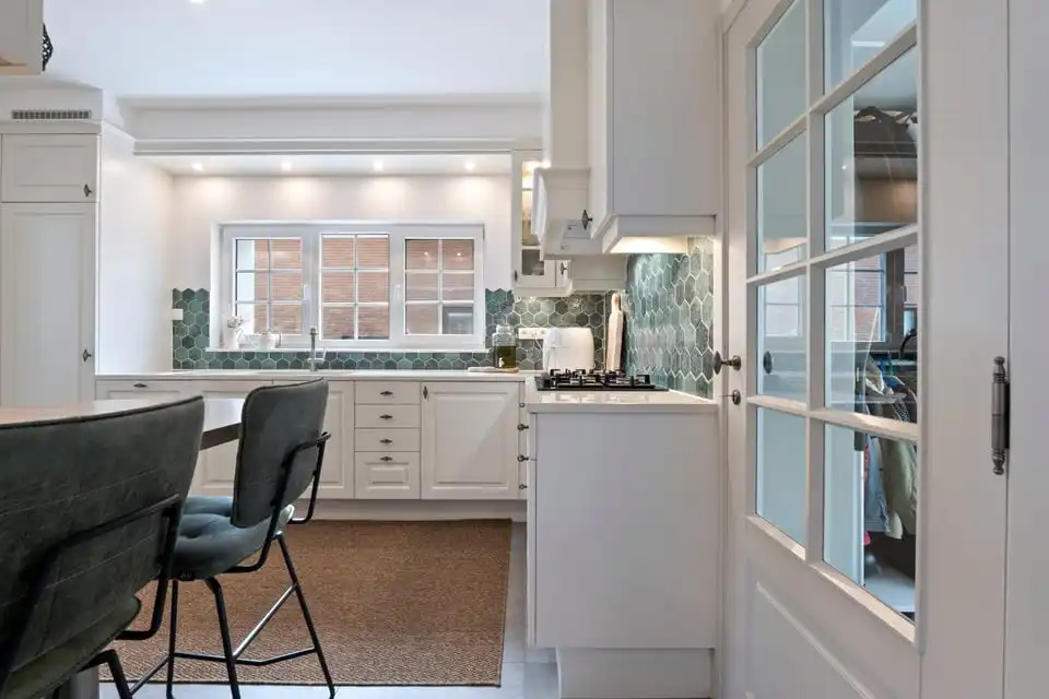 RUIME, GERENOVEERDE OPEN BEBOUWING MET 6 SLKS EN KNAPPE TUIN IN ALKEN foto 18