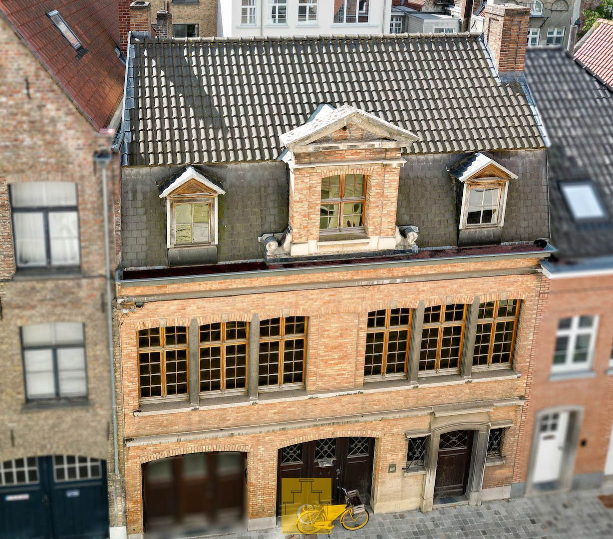herenwoning met inpandige garage en 2 patio's, unieke combinatie van rust, ruimte en locatie in het historische hart van Brugge foto 3