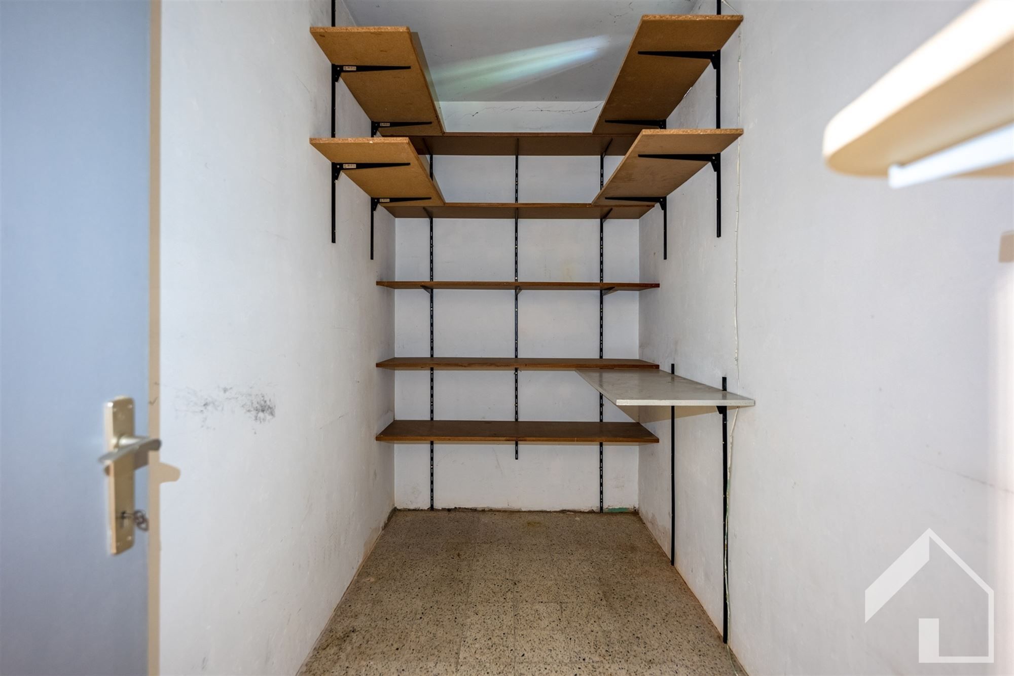 Ruim op te frissen 3-slaapkamerappartement met garage  foto 13