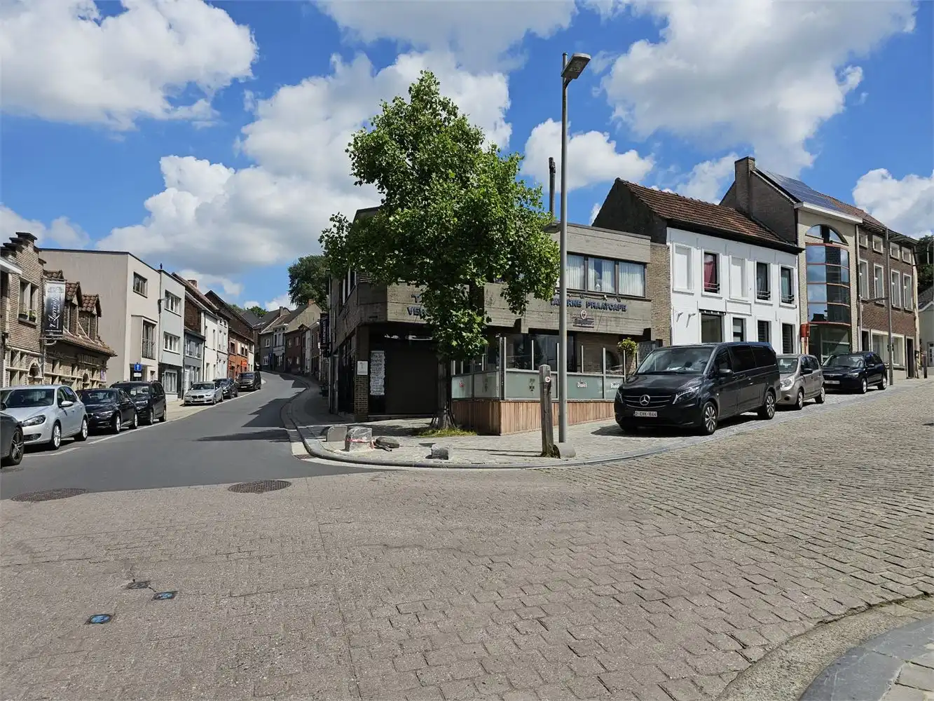 Hoekpand (handelsgelijkvloers + appartement) aan de voet van de Muur foto {{pictureIndex}}