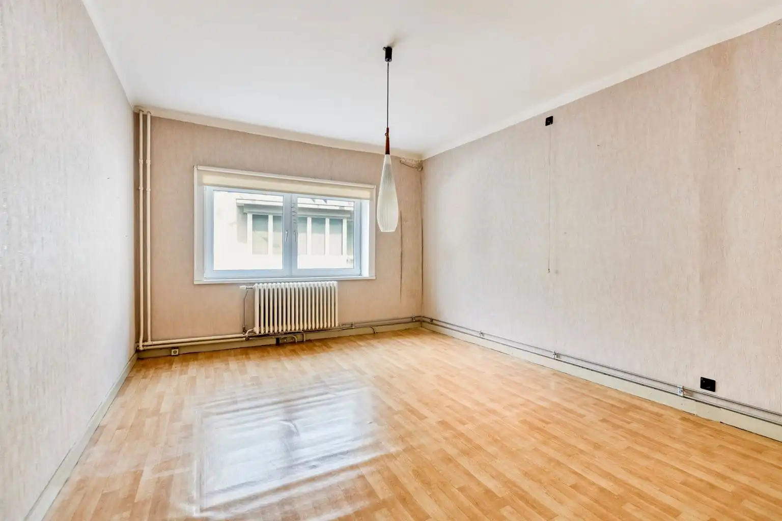 Karaktervol hoekpand met handelsruimte en ruime woning op een absolute topligging aan de Bosstraat in Maaseik.  foto 11