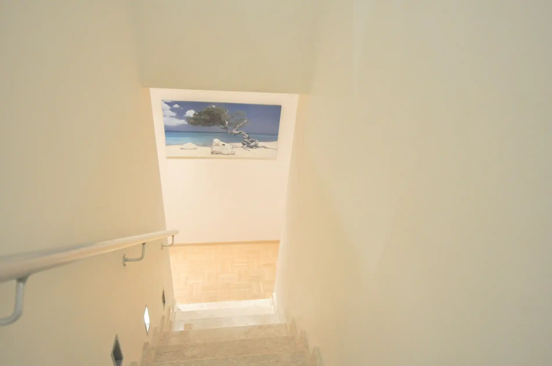 Lichtrijk appartement met een ruim zuidwest gericht terras gelegen nabij het commercieel centrum en het strand. foto 9