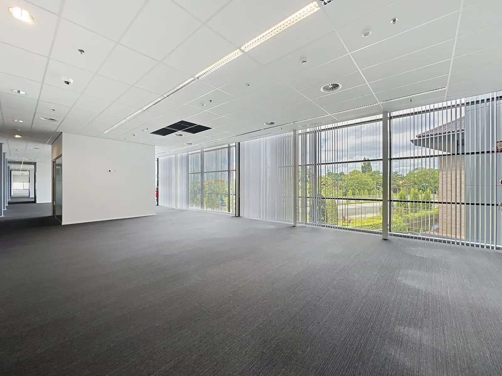 LICHTRIJKE kantoorruimten (1.400 tot 1.800m²) aan ZEER interessante voorwaarden nabij afrit Kortrijk-Oost E17. Onmiddellijk beschikbaar! foto 10