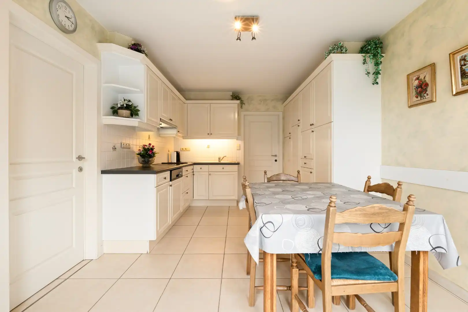Te koop in Bredene: ruime instapklare halfopen bebouwing met 4 slaapkamers, grote tuin en multifunctioneel bijgebouw op 848 m² foto 9