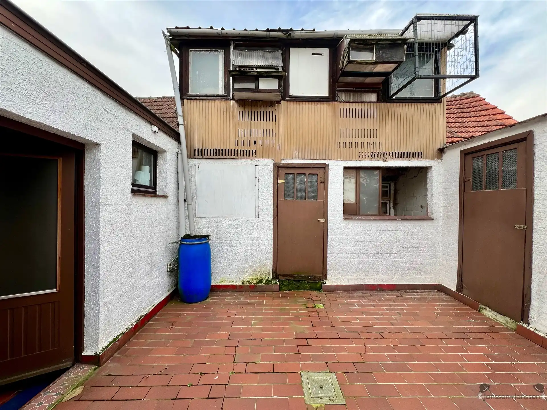 Te renoveren rijwoning met authentieke gevel foto 13