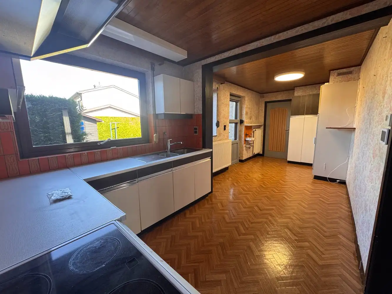 Gezinswoning met 3 slaapkamers, garage en tuin op 428 m² foto 5