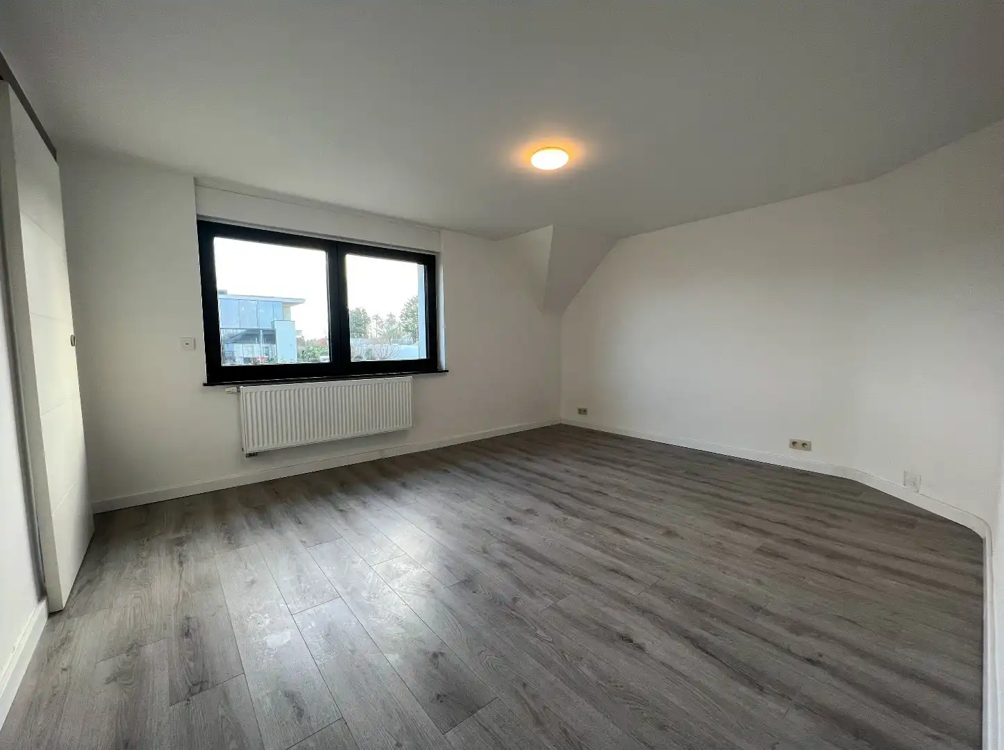 Volledig vernieuwde woning met 3 slpk. en  zuid-west gerichte tuin, goed gelegen vlakbij het commerciële centrum van Knokke en het station. foto 9