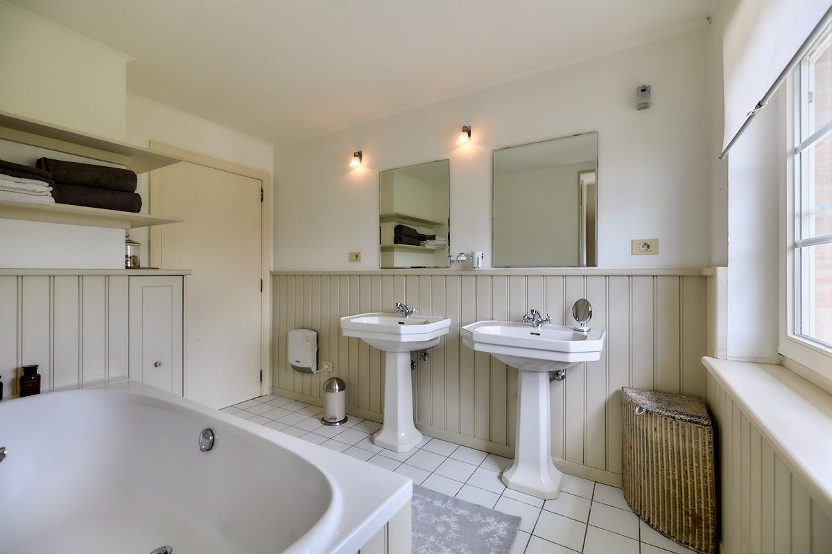 Hedendaags landelijk en rustig wonen in deze opmerkelijke villa met aangelegde tuin. foto 24