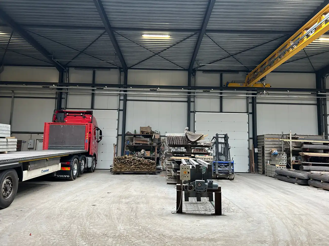 BEDRIJGSPANDEN MET KANTOREN EN MACHINES EN ROLLEND MATERIEEL foto 11