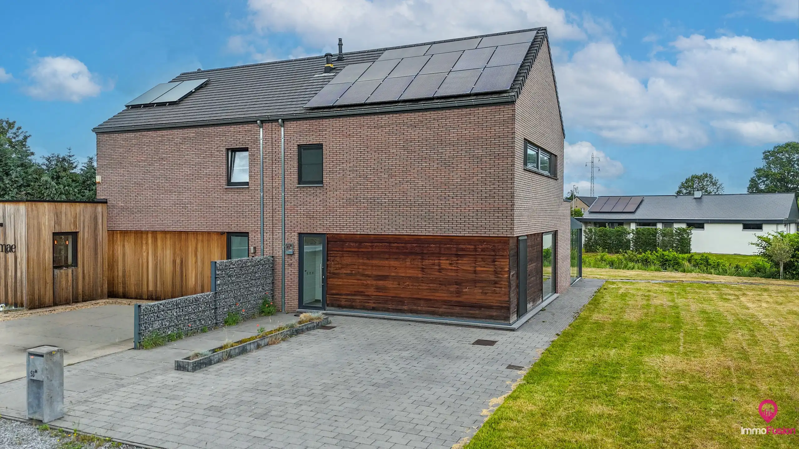 Recente halfopen woning met 3slpks, veranda en ruime tuin! foto 3