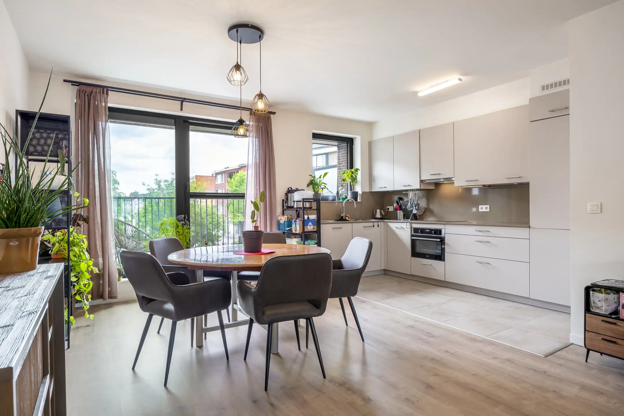 Instapklaar en prachtig gelegen appartement op een toplocatie in Deurne foto 2
