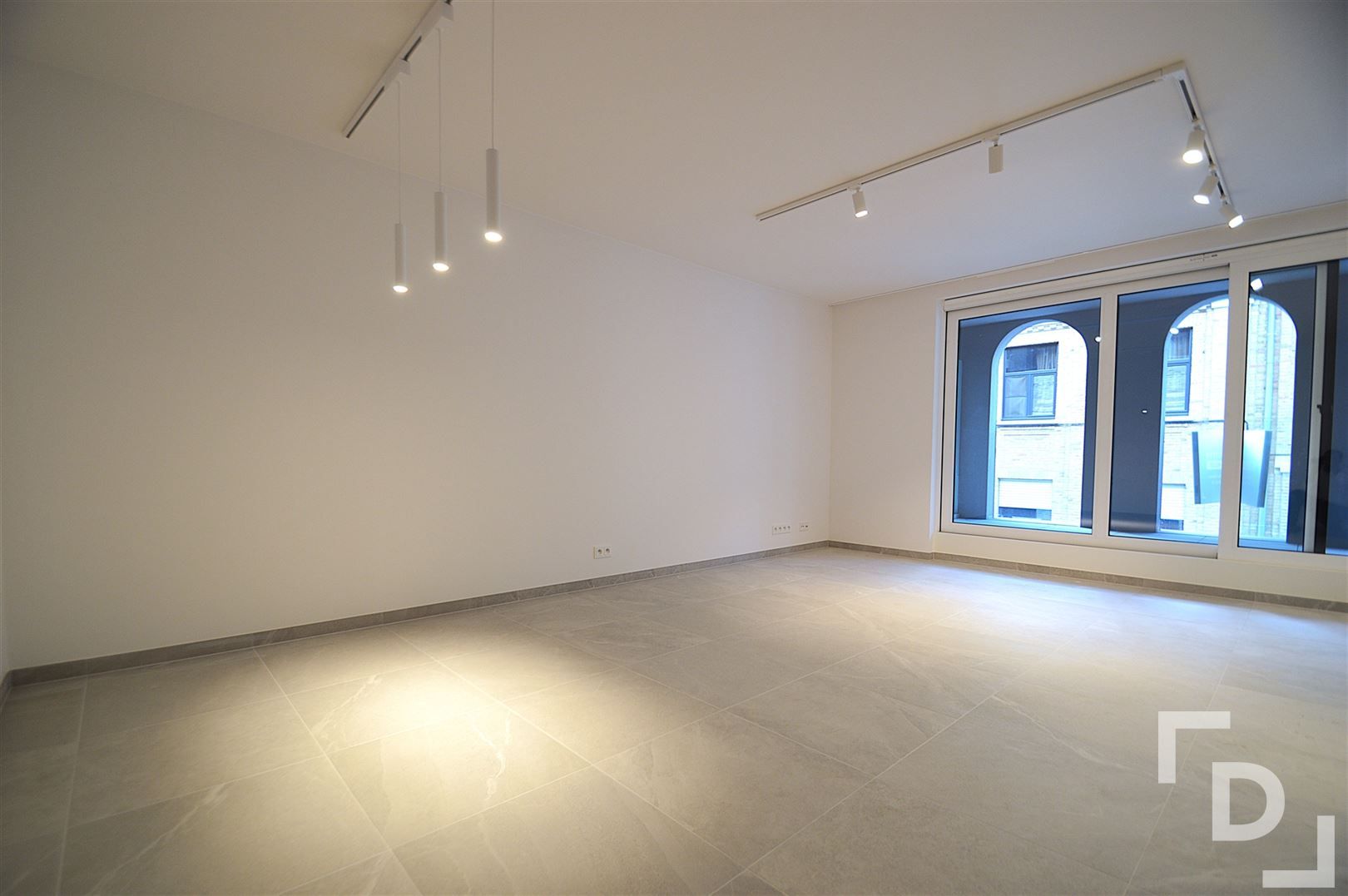Nieuwbouwappartement van hoogwaardige afwerking met staanplaats te huur in centrum Ieper foto 2