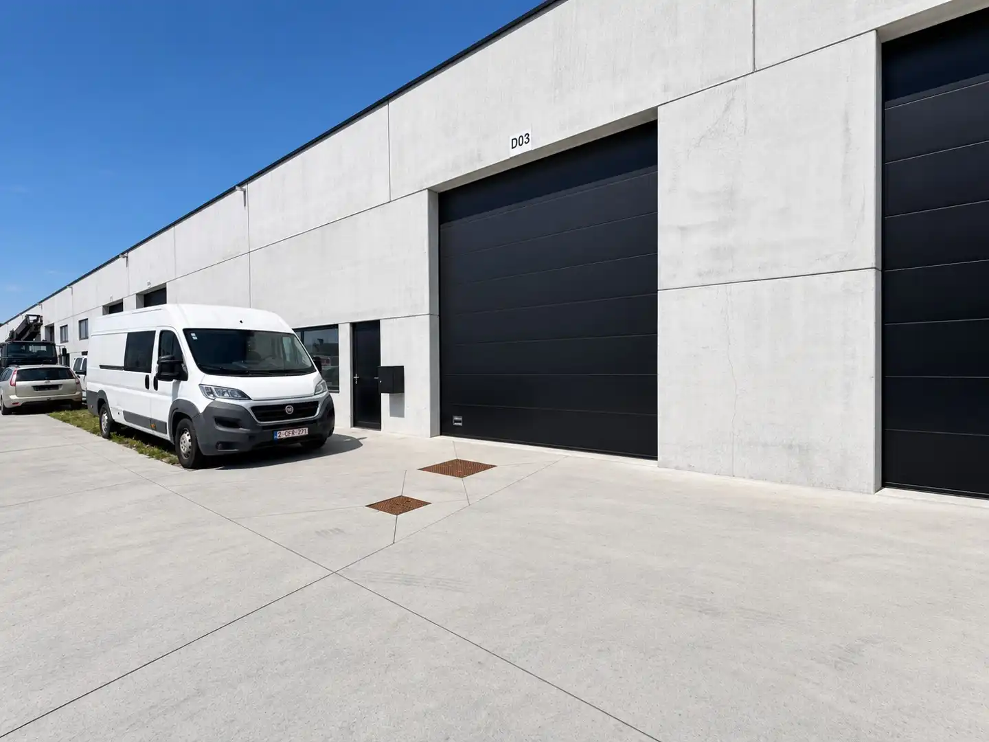 Nieuwbouw KMO-unit van 265 m² te huur in Waregem foto {{pictureIndex}}