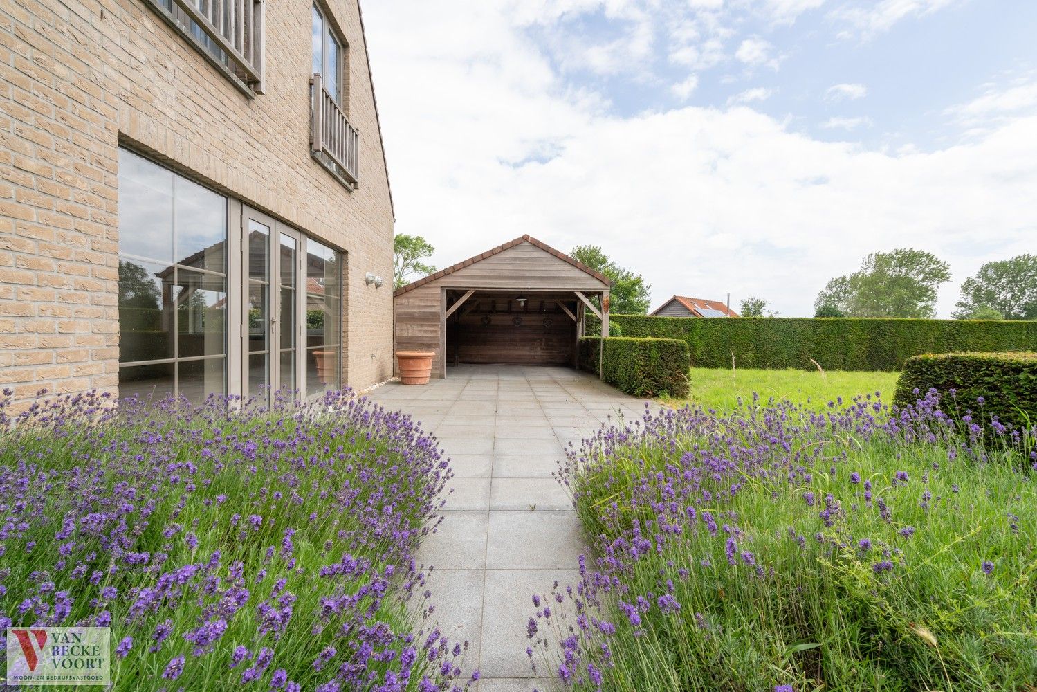 Villa met ondergrondse garage en kantoorruimte foto 17