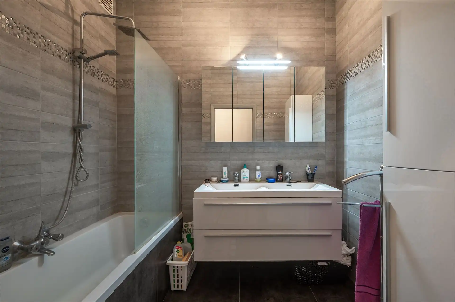 Centraal gelegen 2 slaapkamerappartement te huur foto 12