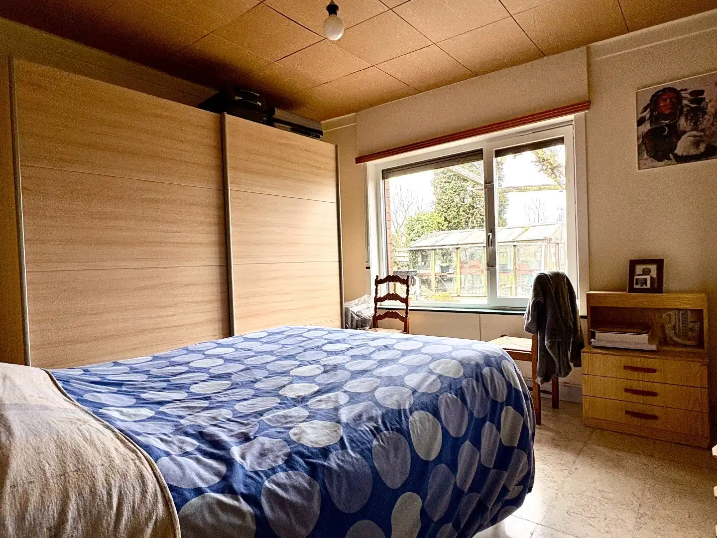 Gelijkvloerse woning op 628 m², 3 slaapkamers, mooi aangelegde tuin en garage. foto 12