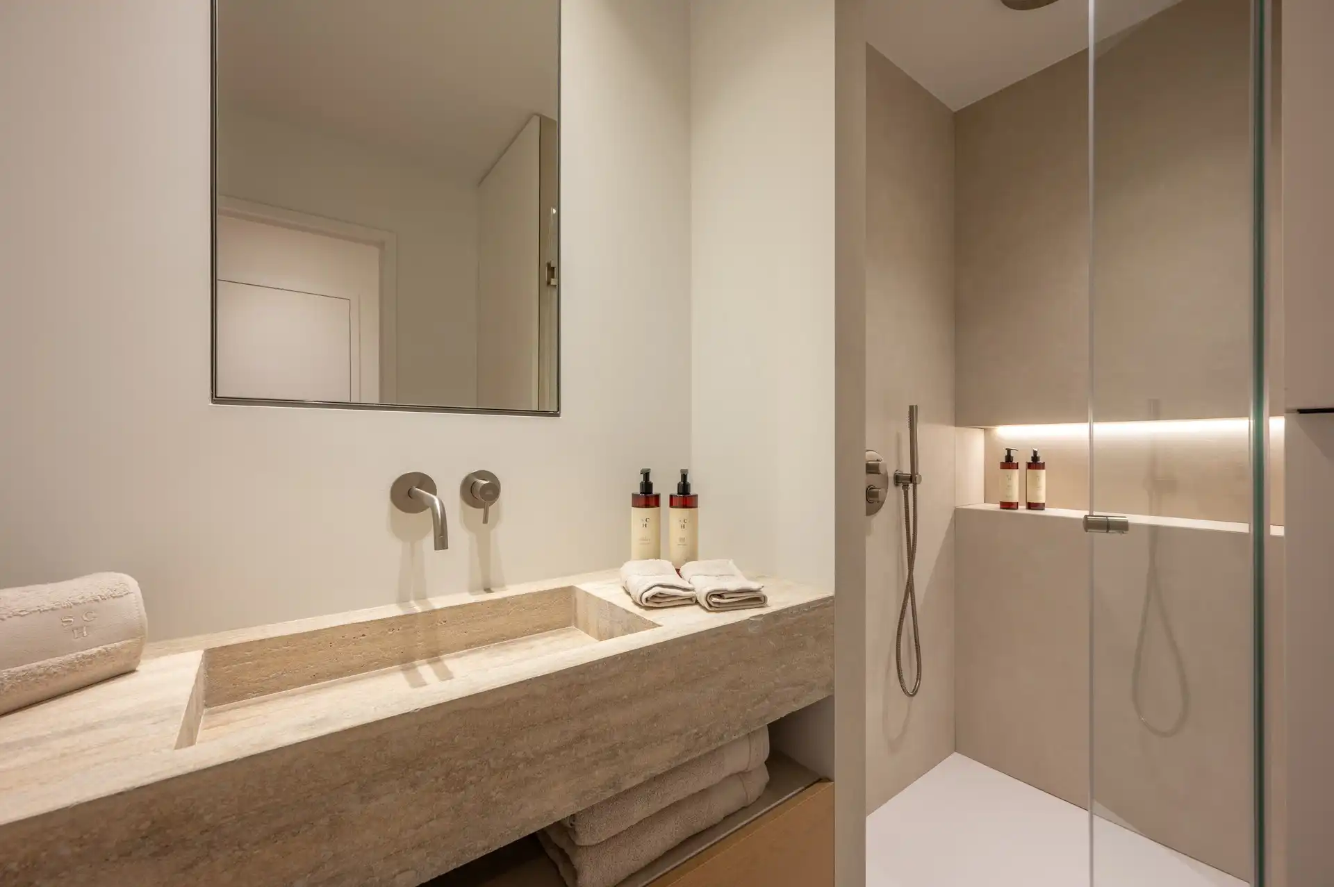 Gerenoveerd, zuidwest gericht appartement gelegen vlakbij de Zeedijk. Parking te koop in de residentie. foto 19