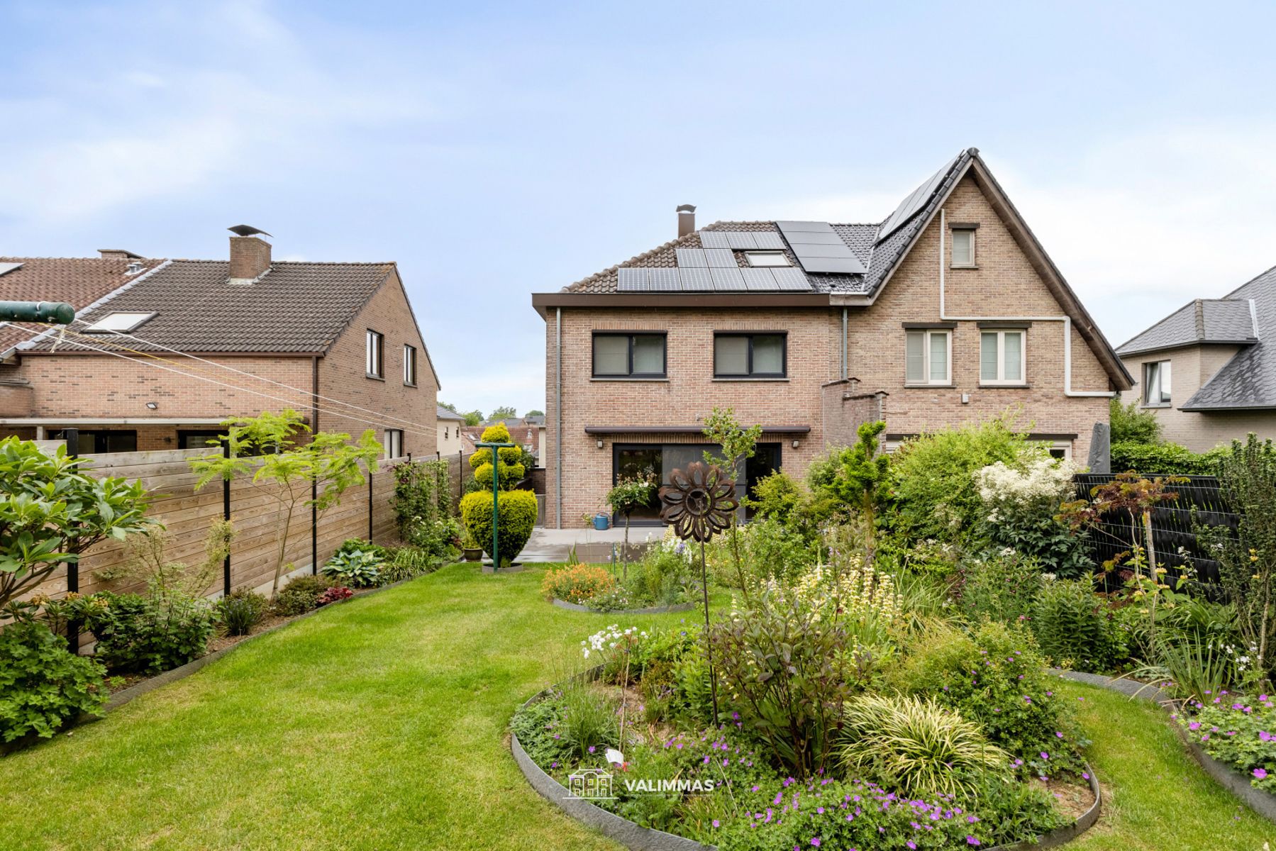 Residentieel gelegen driegevelwoning met mooie tuin & garage foto 5