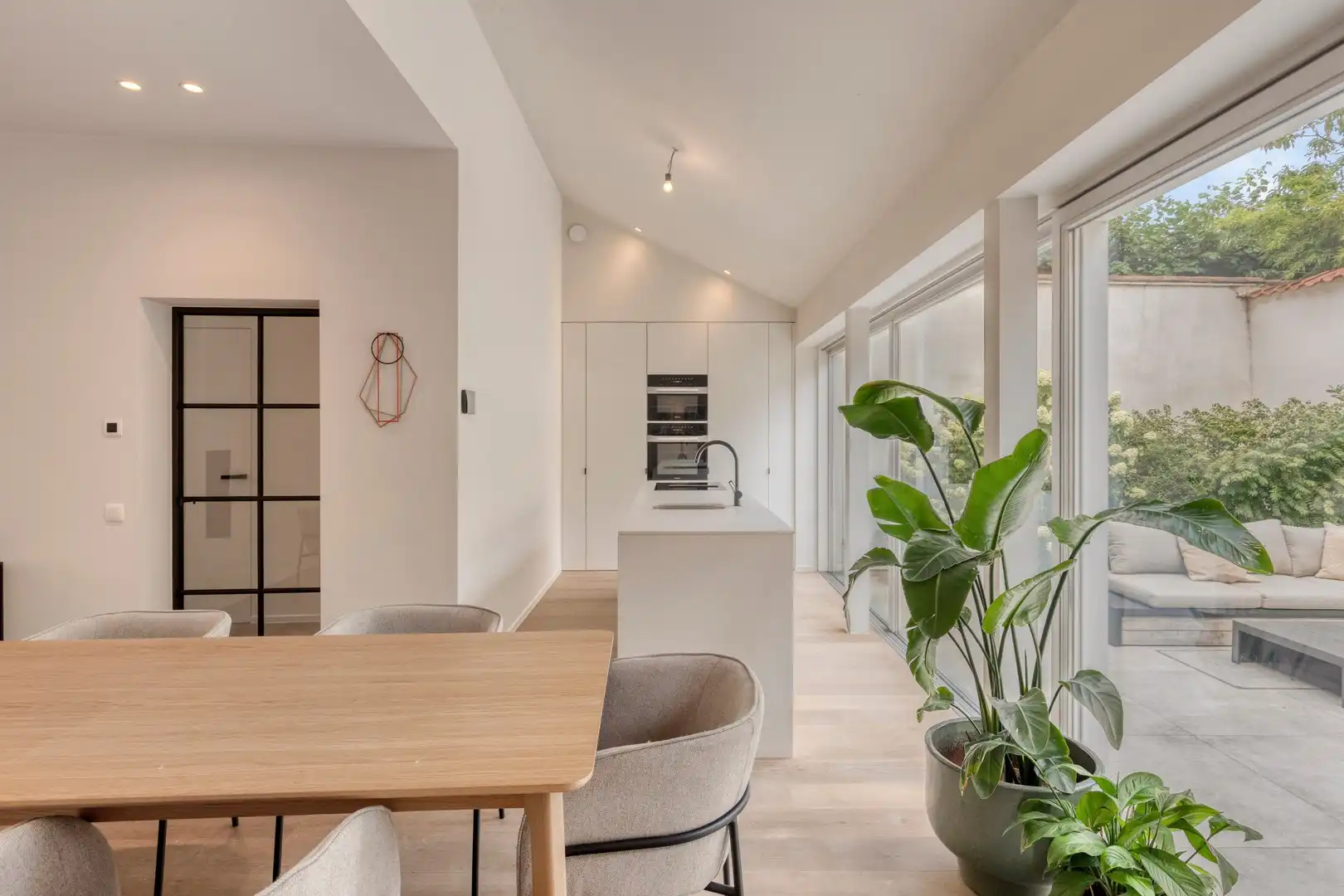 Prachtige bemeubelde stadwoning met 3 slaapkamers op topligging foto 2