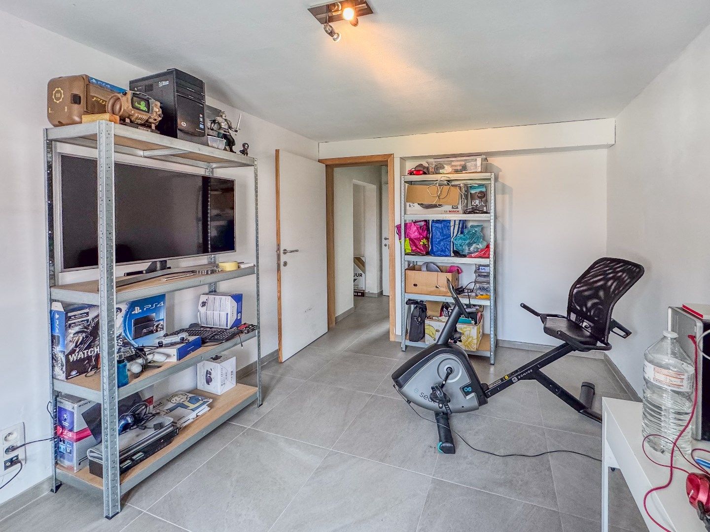 Ruime rijwoning met 3 slaapkamers en grote garage. foto 12