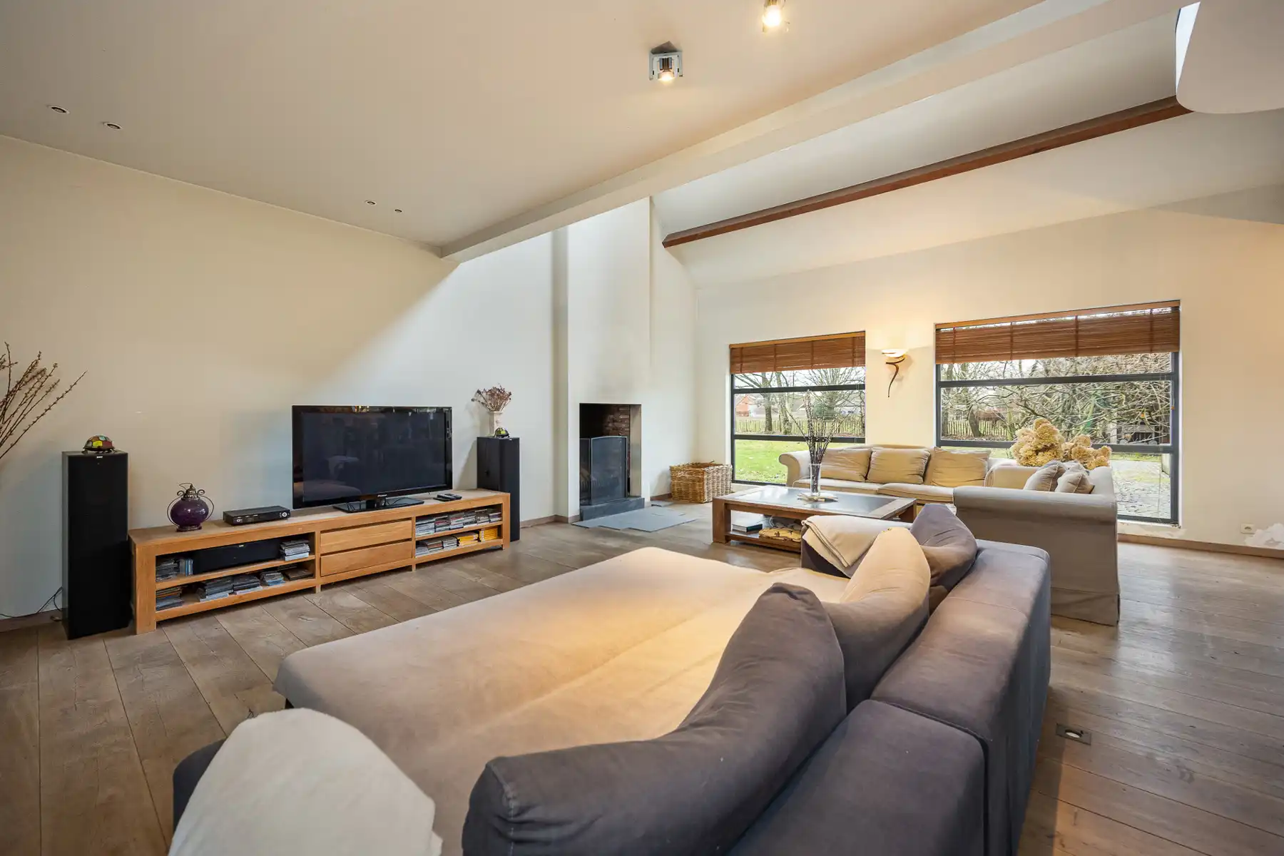 Gerenoveerde hoeve met weiland en stallen op ca. 11 000 m²  foto 5