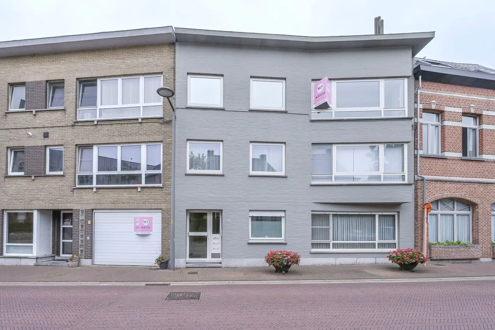 Ruim 3-slaapkamerappartement met garage in het centrum van Ruisbroek foto {{pictureIndex}}