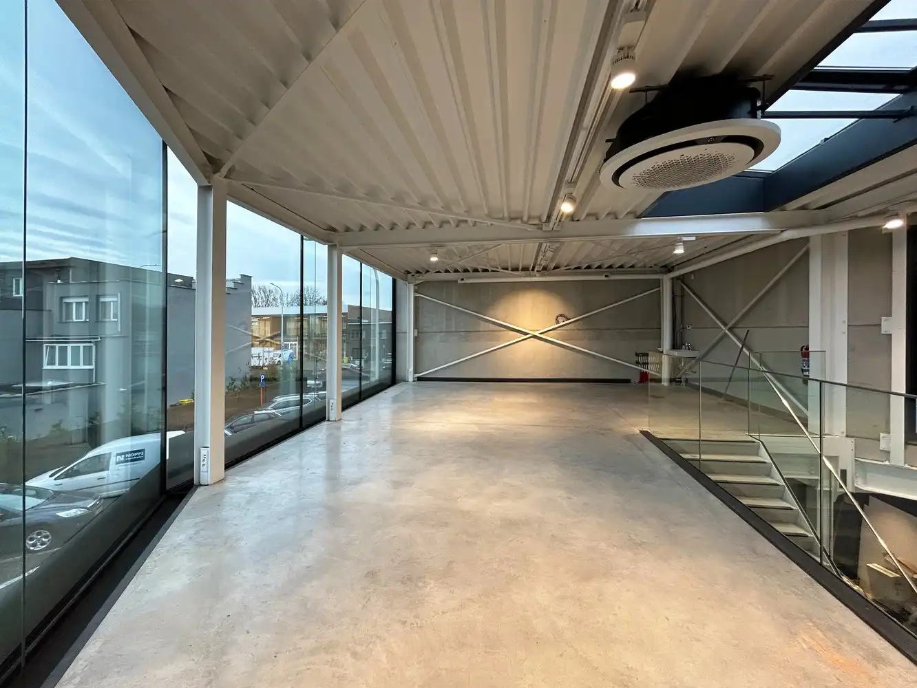 Modern en lichtrijk handelspand/kantoor met magazijn (300m²) te huur in Wijnegem! foto 4