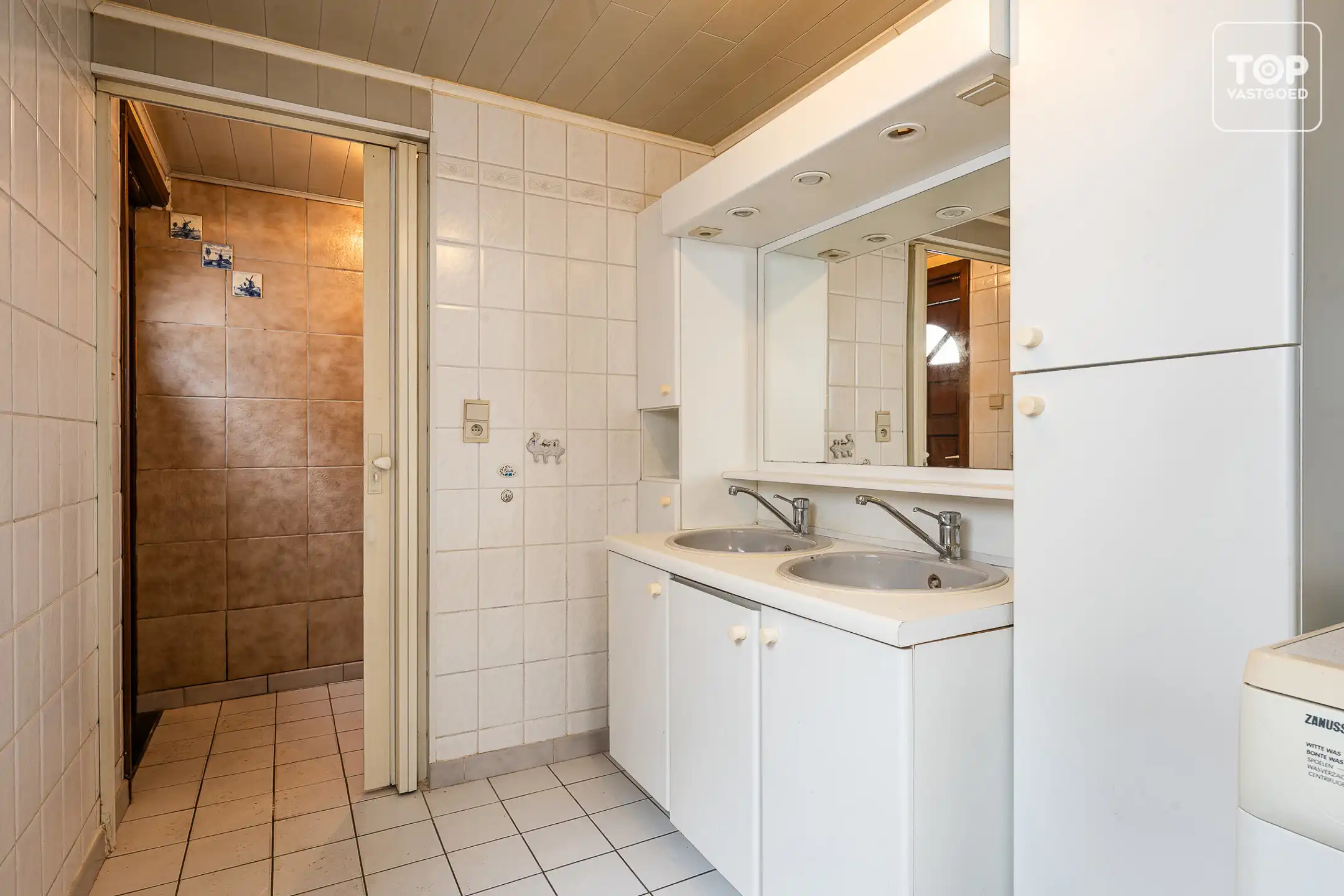 Woning met 2 slaapkamers, zolder en buitenkoer op een steenworp van het historisch centrum.  foto 9