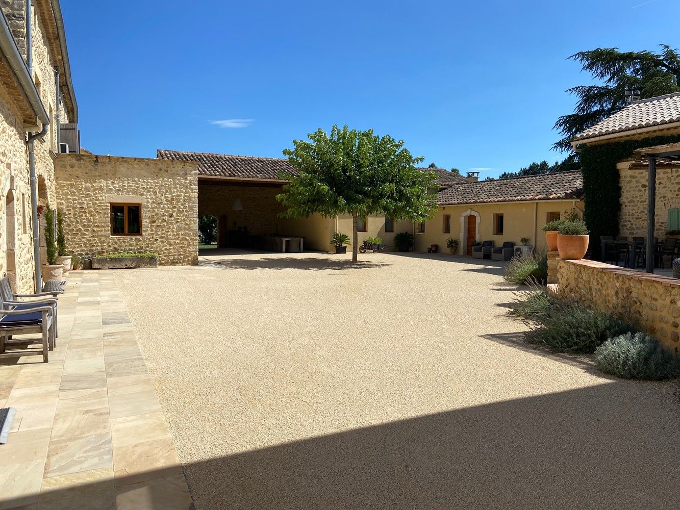 "Le Mas Des Trois Anges: authentieke 18e-eeuwse mas met luxe gîtes en verwarmd zwembad in het hart van de Provence" foto 13