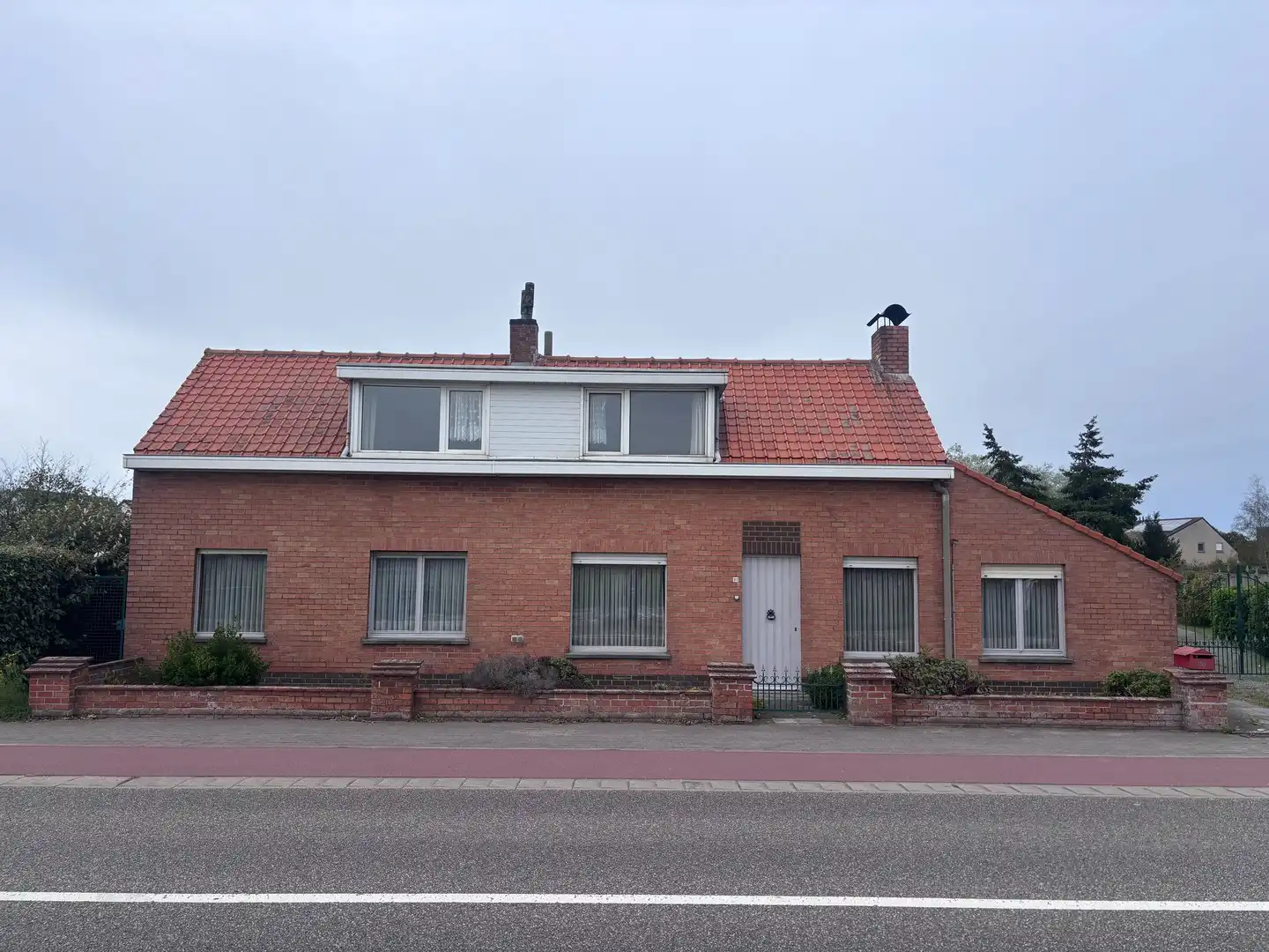 Te renoveren villa te koop op ruimtelijk perceel van 1080 m² in het hart van Koksijde! foto {{pictureIndex}}