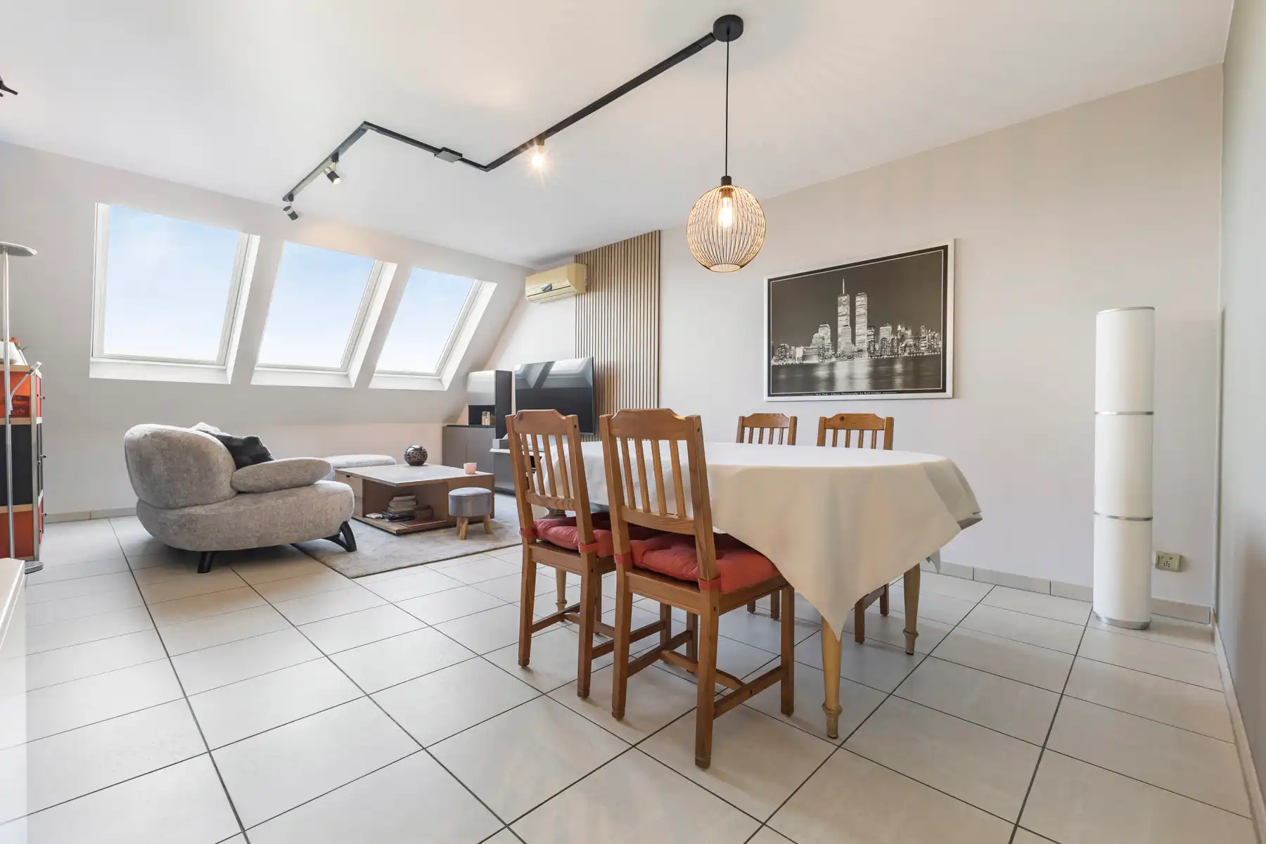 Appartement met 2 slaapkamers, 2 autostaanplaatsen en balkon foto 2