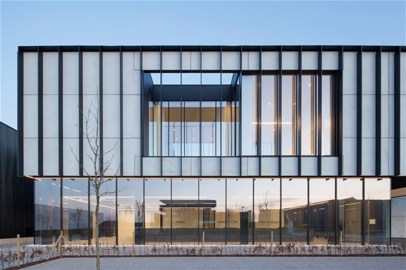 Modern bedrijfspand met kantoren te Harelbeke foto 3