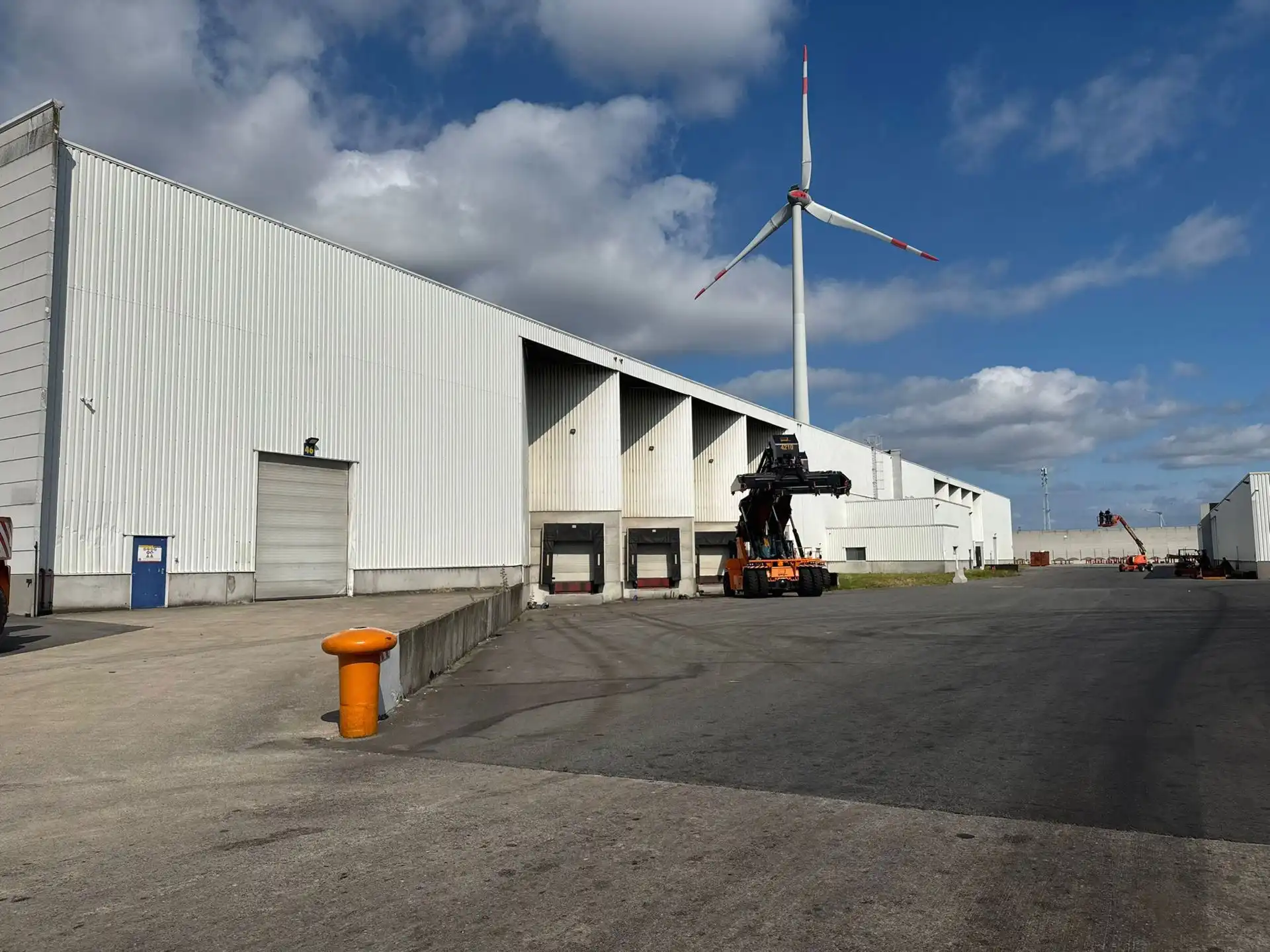 Ca. 8.625m² en 8.625m² magazijnruimten, met los- en laadkades, te huur langs de Noorderlaan.   foto 21