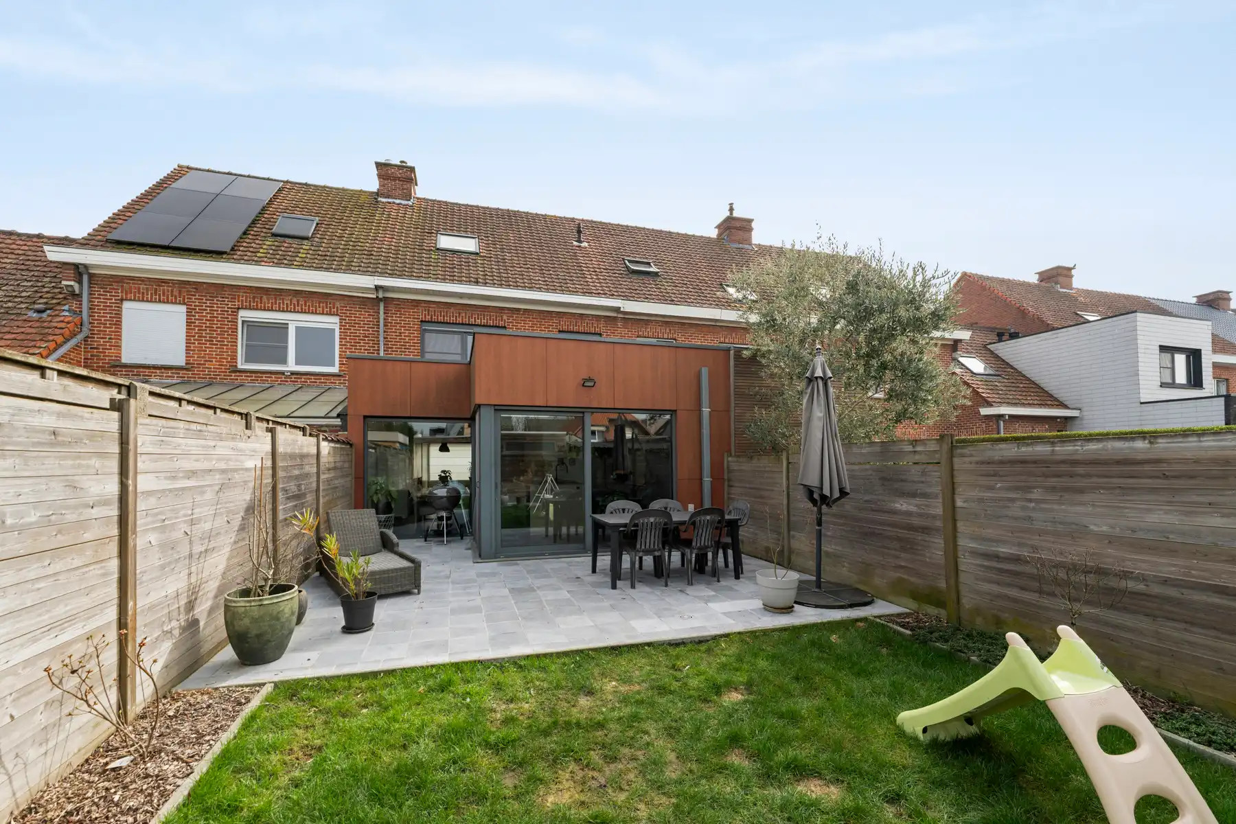 Gerenoveerde woning met 4 slaapkamers en 2 badkamers foto 24