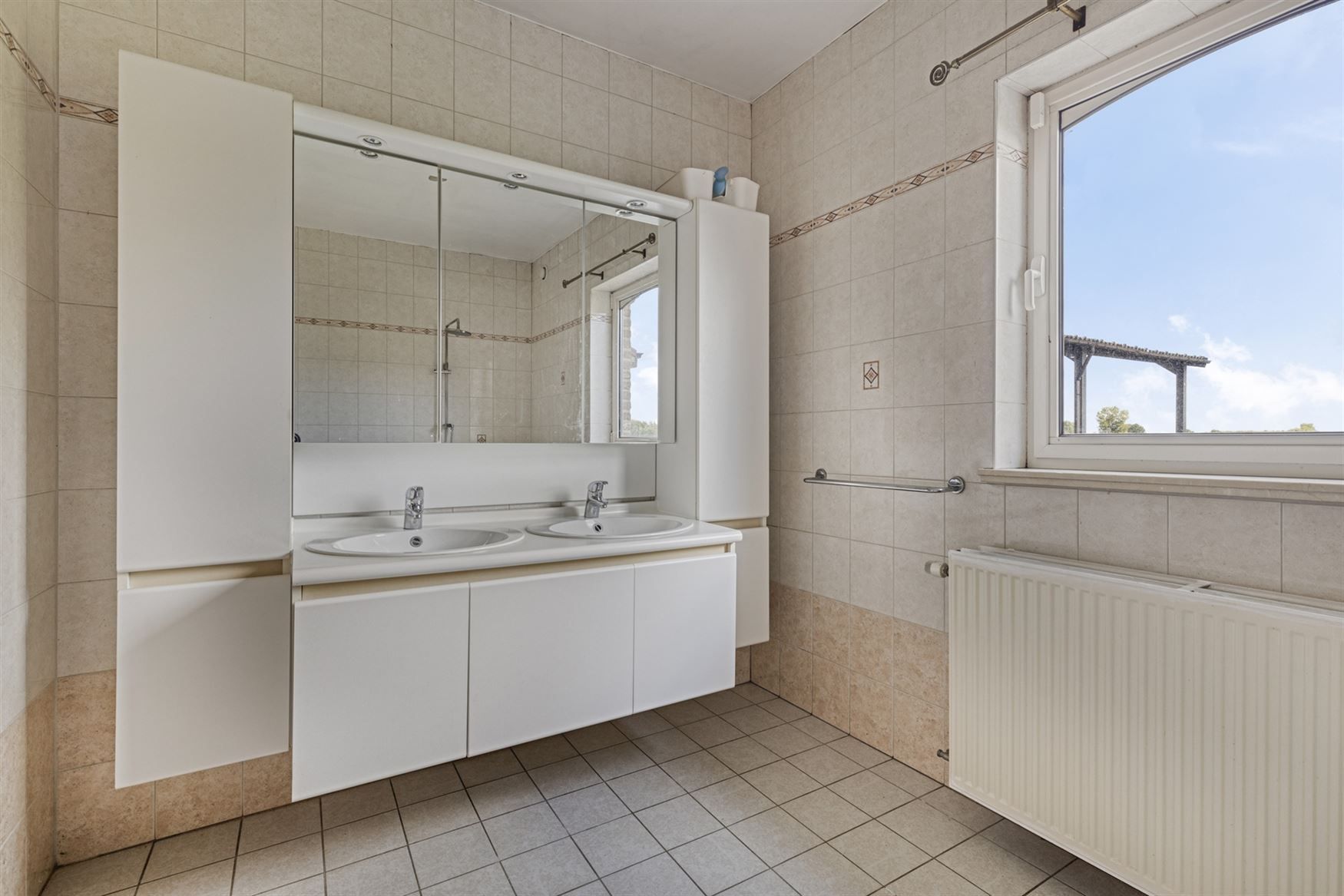 Ruime hoeve met stallingen foto 15