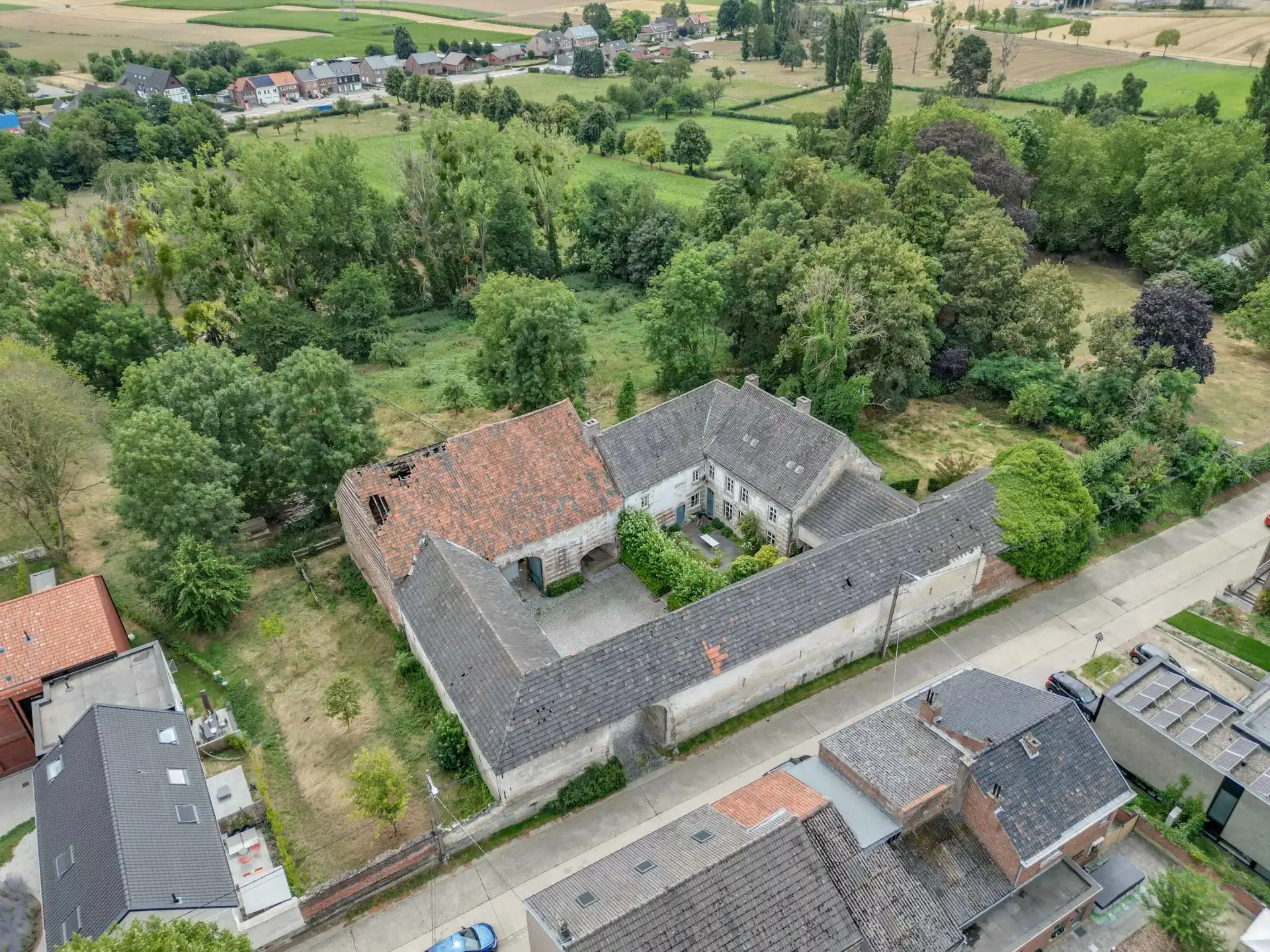 Karaktervolle vierkantshoeve met 5 slaapkamers en prachtige binnenkoer foto 2