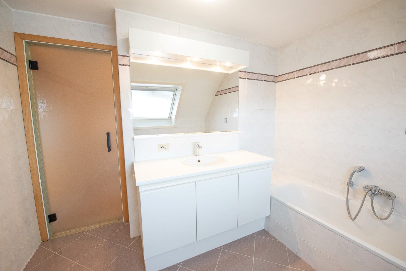 Ruim duplex appartement met terras en garage in centrum Zulte!  foto 13