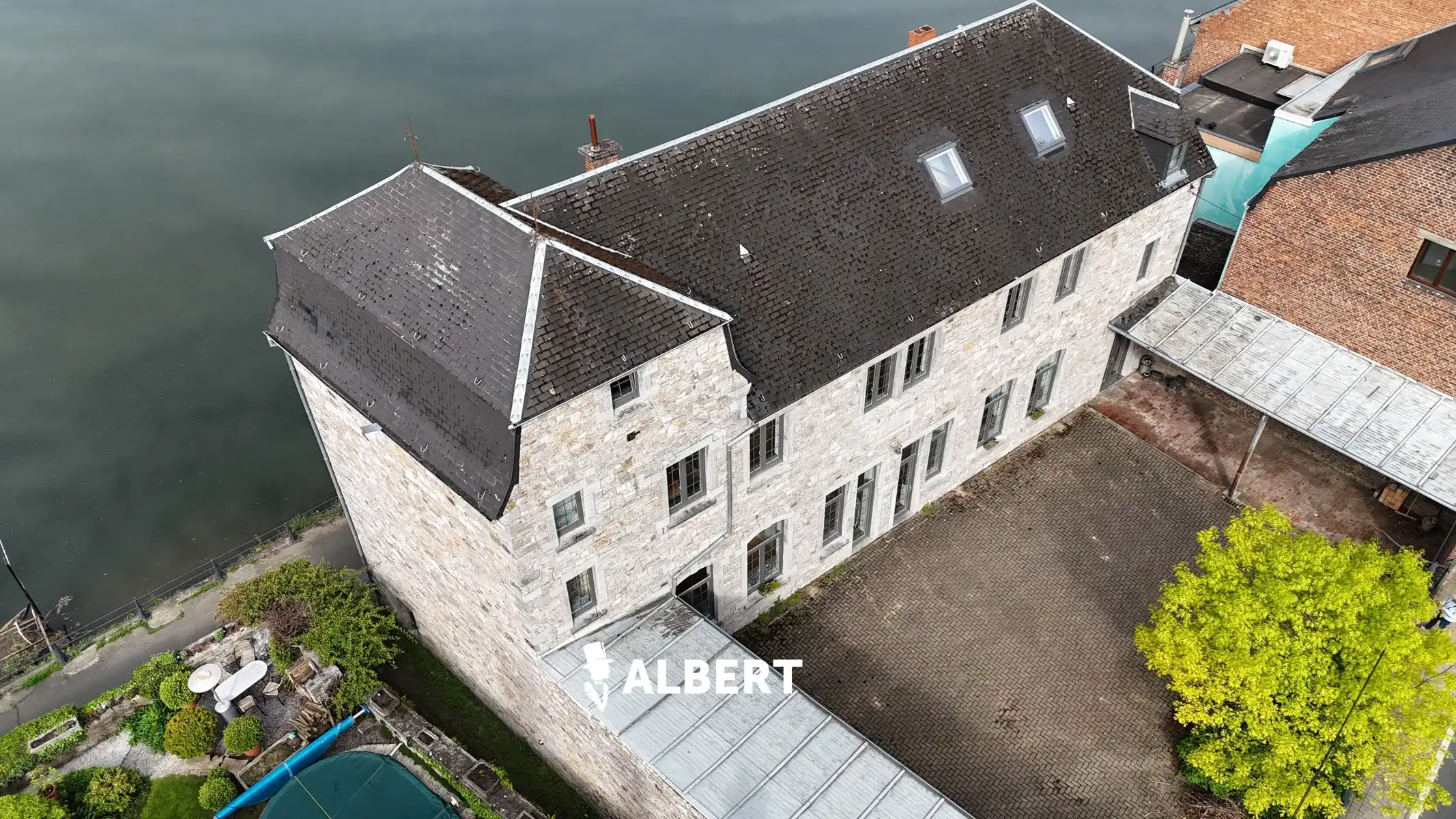 Prachtig gerenoveerde ruime woning (oude school) in Dinant! foto 2