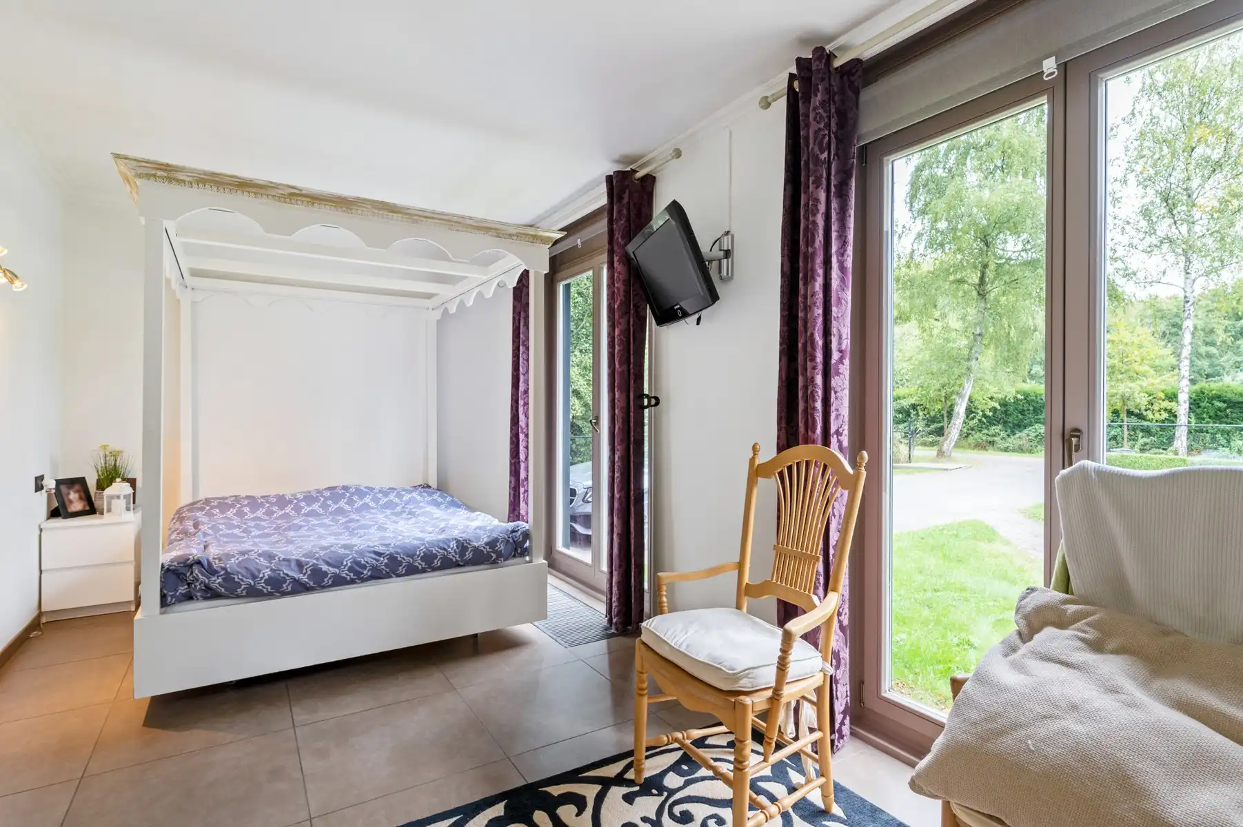 Lichtrijke laagbouwwoning met zwembad en werkplaats foto 14