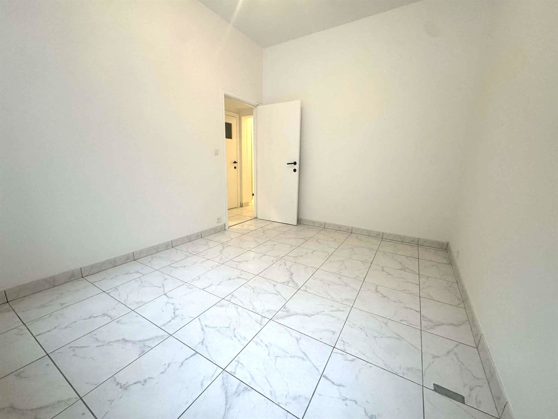 
Volledig gerenoveerd appartement op gelijkvloers met aangenaam terras/koer. foto 8