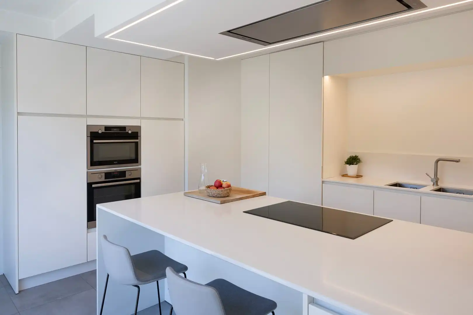 Lichtrijke woning met 3 kamers, garage, bureelhoek & zwembad. foto 8