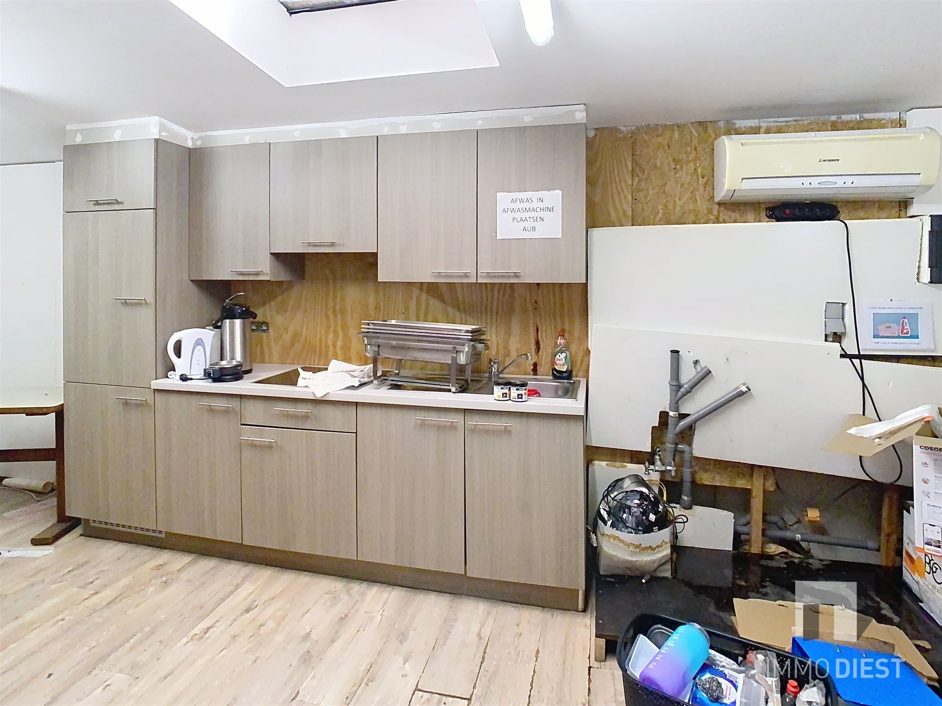 Industrieel gebouw met magazijnen en burelen foto 18