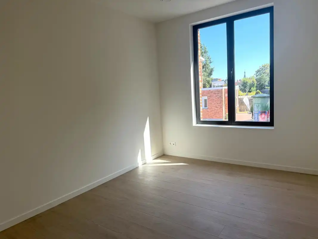 Instapklaar nieuwbouwappartement met 2 slaapkamers, heerlijke lichtinval & zalig terras - ondergrondse parking + berging. foto 5